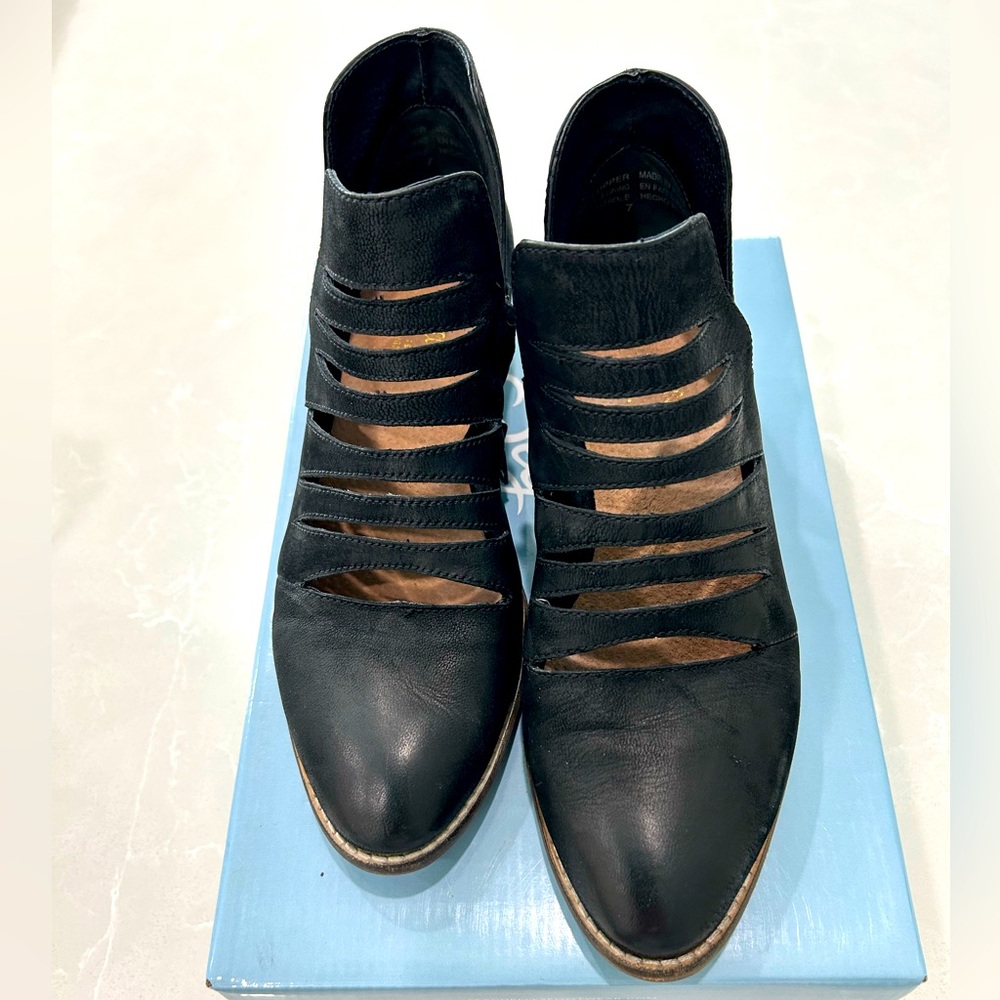 Seychelles black ankle booties